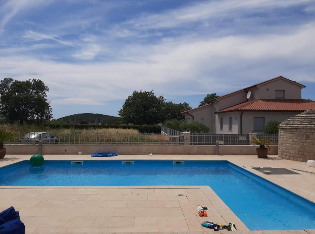 Nice, Cosy Studio Apartment With Shared Outdoor Pool Banjole Bagian luar foto