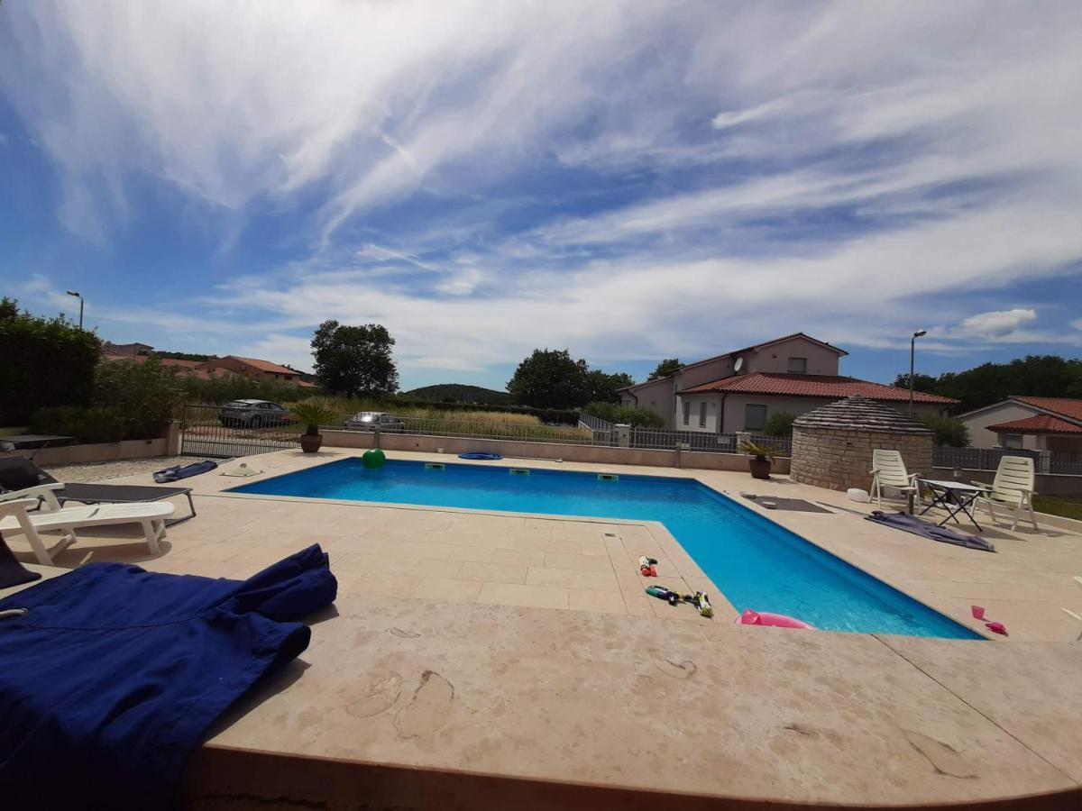 Nice, Cosy Studio Apartment With Shared Outdoor Pool Banjole Bagian luar foto