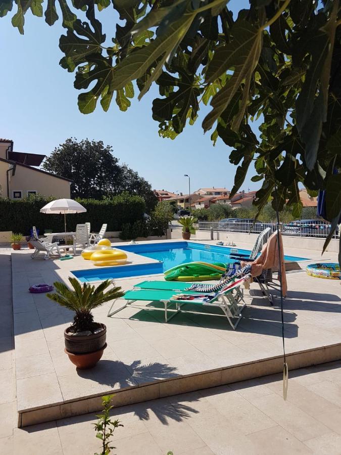 Nice, Cosy Studio Apartment With Shared Outdoor Pool Banjole Bagian luar foto