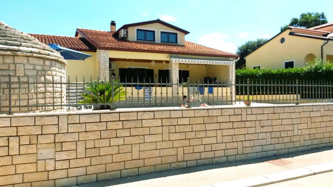 Nice, Cosy Studio Apartment With Shared Outdoor Pool Banjole Bagian luar foto