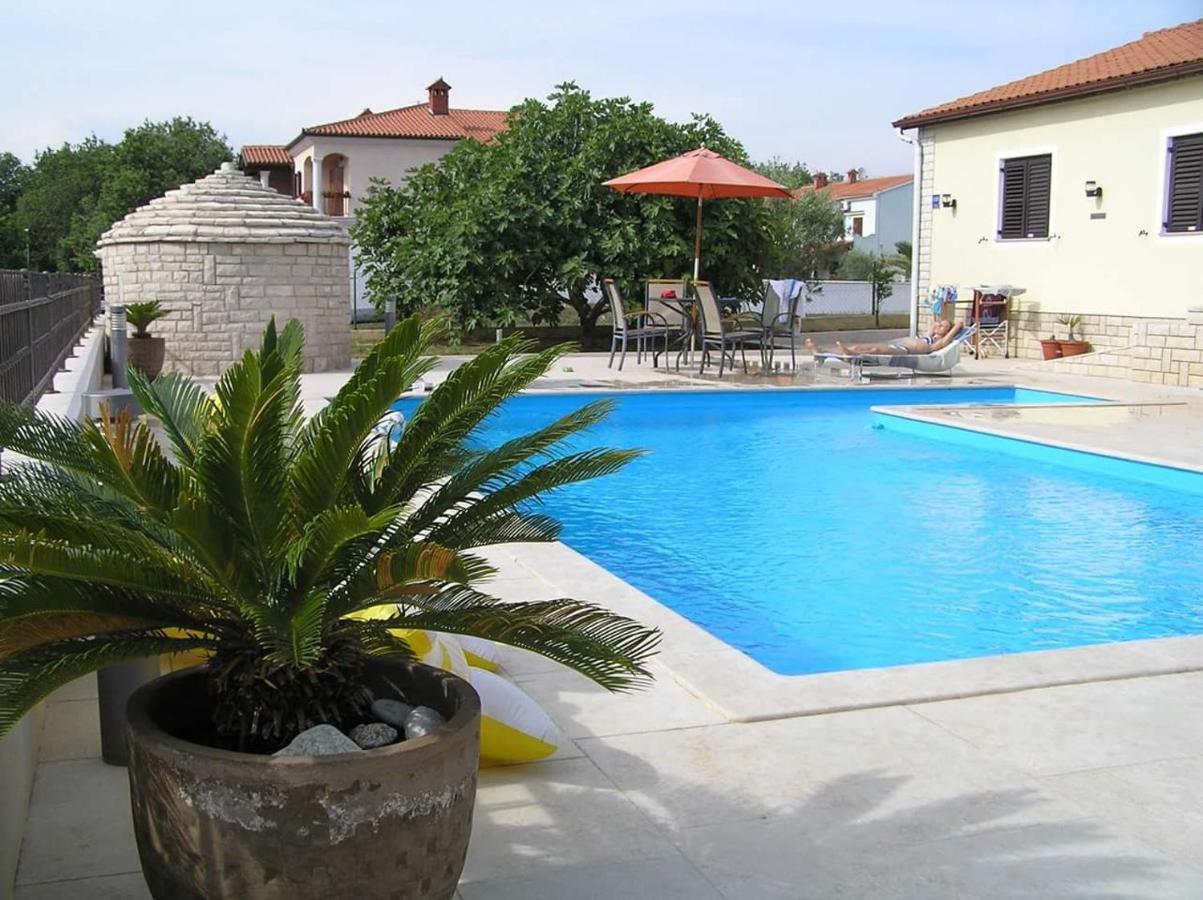 Nice, Cosy Studio Apartment With Shared Outdoor Pool Banjole Bagian luar foto