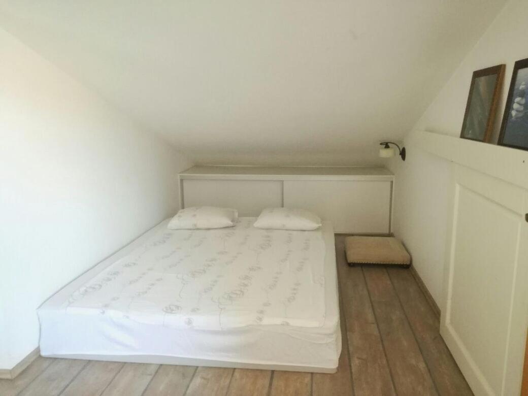 Nice, Cosy Studio Apartment With Shared Outdoor Pool Banjole Bagian luar foto