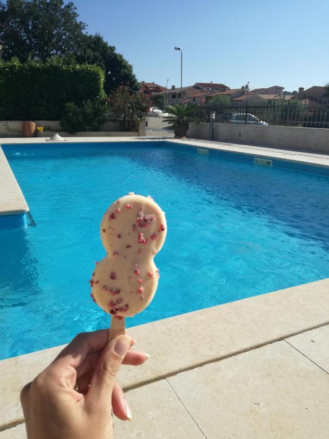 Nice, Cosy Studio Apartment With Shared Outdoor Pool Banjole Bagian luar foto