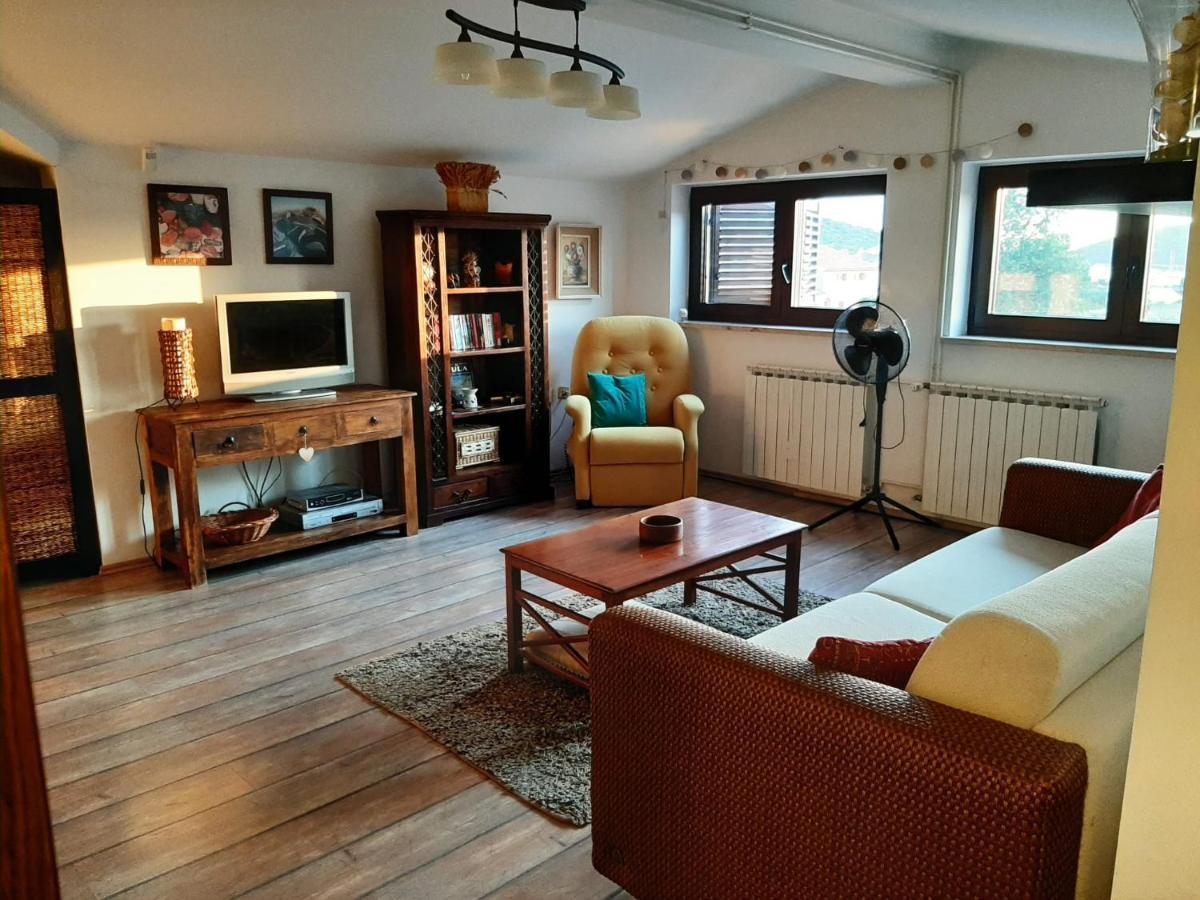 Nice, Cosy Studio Apartment With Shared Outdoor Pool Banjole Bagian luar foto