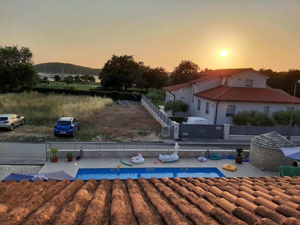 Nice, Cosy Studio Apartment With Shared Outdoor Pool Banjole Bagian luar foto