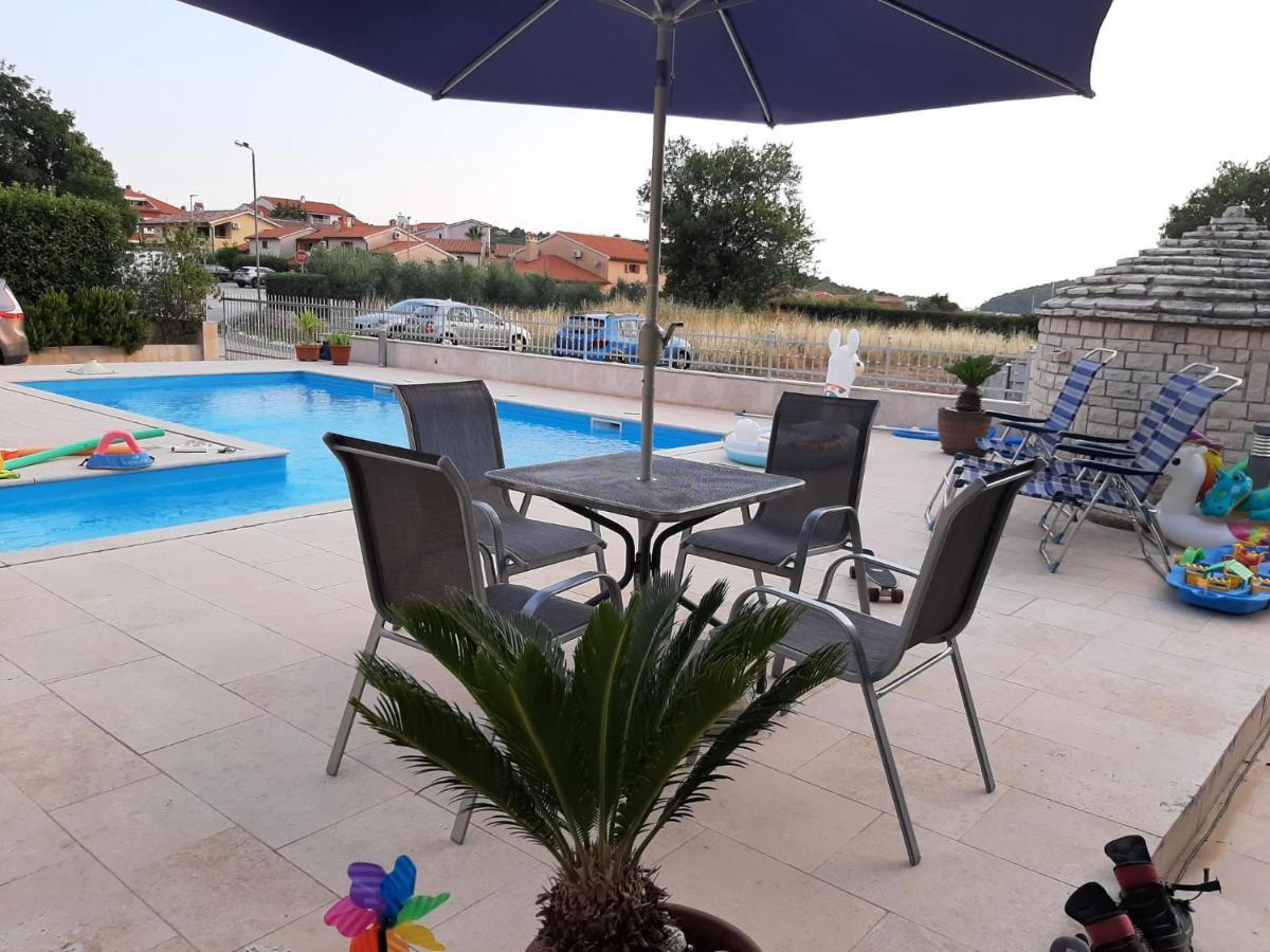 Nice, Cosy Studio Apartment With Shared Outdoor Pool Banjole Bagian luar foto